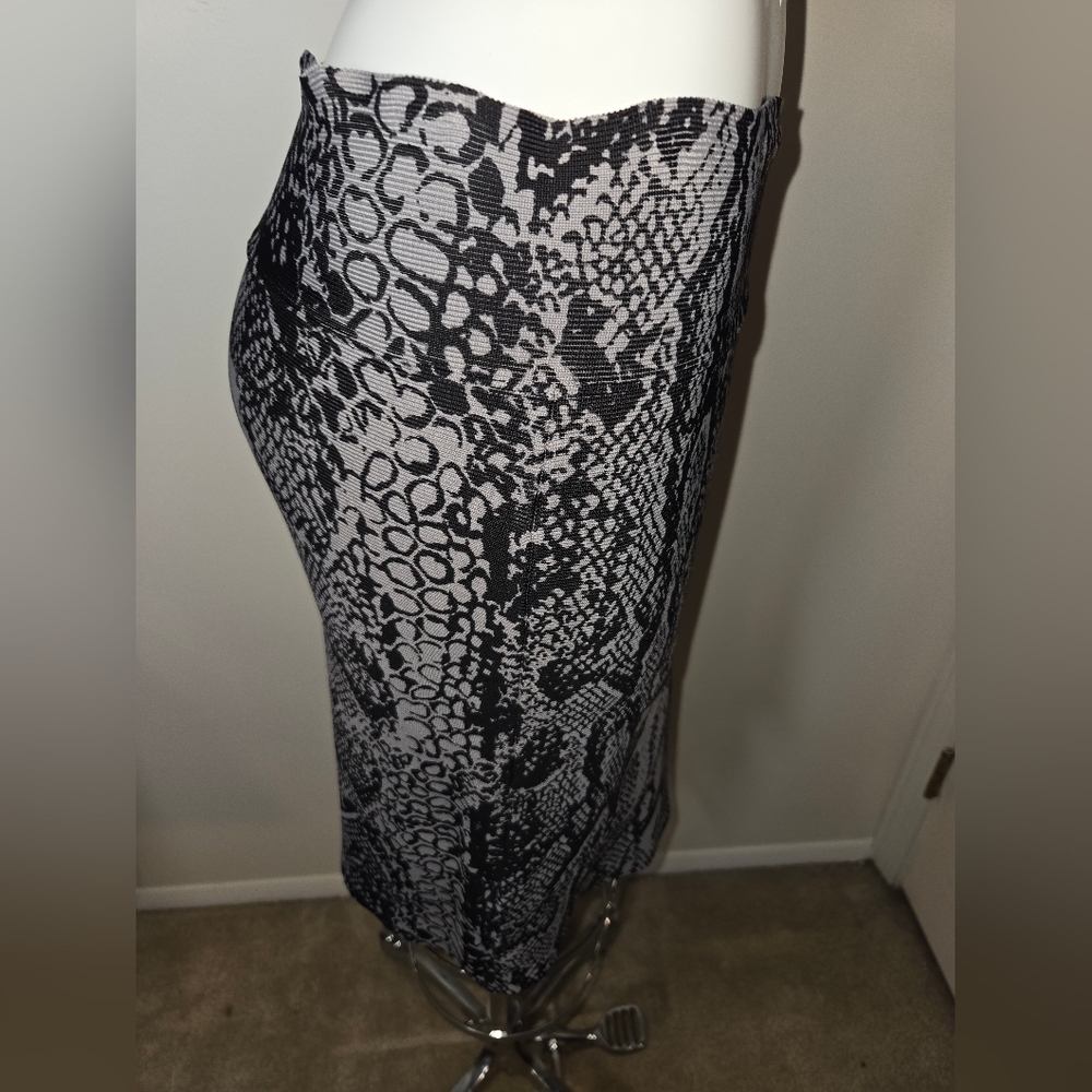 Chic Black and Gray Snake Print Skirt